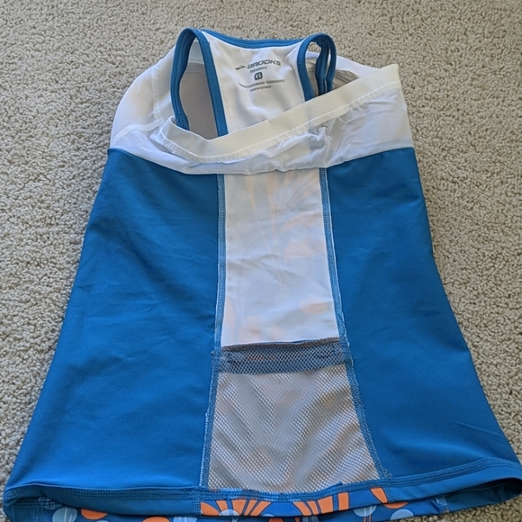 Brooks - running top with built in bra - Picture 3 of 11
